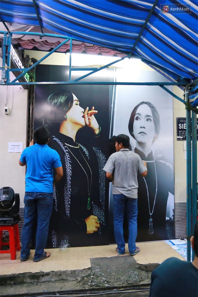 Dưới cơn mưa, anh em đồng nghiệp đang cùng hát những ca khúc vang danh, Minh Thuận ơi, anh mỉm cười chào tạm biệt nhé! - Ảnh 50.