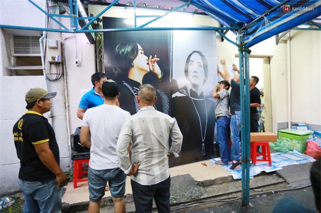 Dưới cơn mưa, anh em đồng nghiệp đang cùng hát những ca khúc vang danh, Minh Thuận ơi, anh mỉm cười chào tạm biệt nhé! - Ảnh 51.