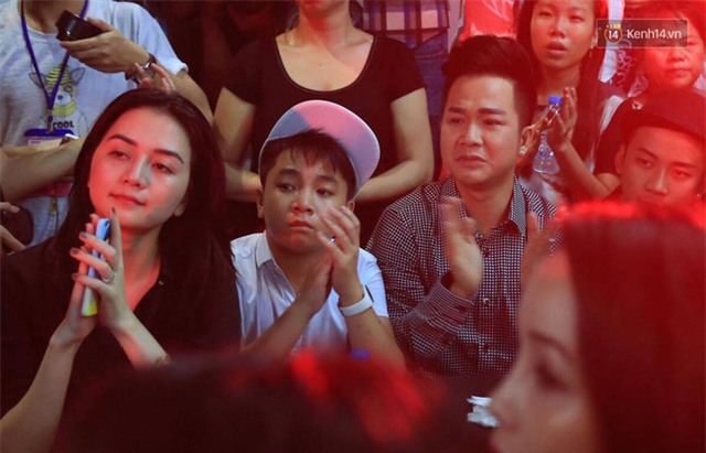 Dưới cơn mưa, anh em đồng nghiệp đang cùng hát những ca khúc vang danh, Minh Thuận ơi, anh mỉm cười chào tạm biệt nhé! - Ảnh 7.