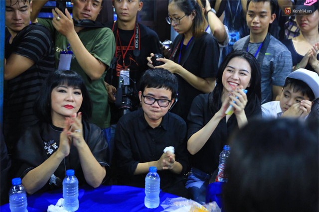 Dưới cơn mưa, anh em đồng nghiệp đang cùng hát những ca khúc vang danh, Minh Thuận ơi, anh mỉm cười chào tạm biệt nhé! - Ảnh 8.