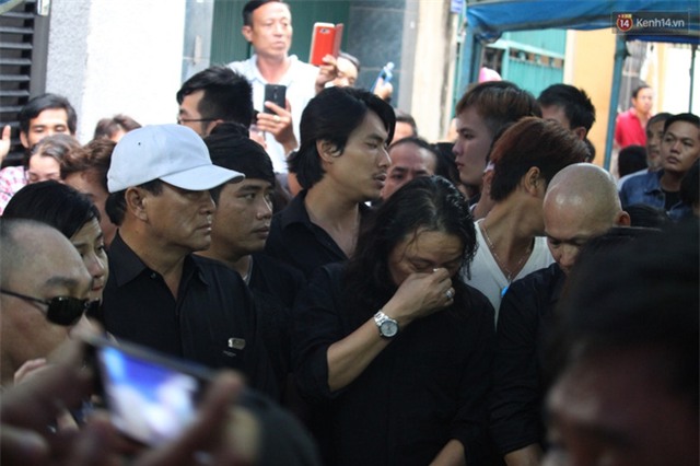Bố Minh Thuận, Nhật Hào bật khóc xúc động trong tang lễ - Ảnh 11.