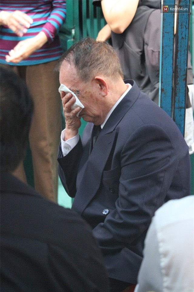 Bố Minh Thuận, Nhật Hào bật khóc xúc động trong tang lễ - Ảnh 19.