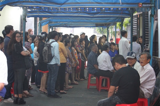 Bố Minh Thuận, Nhật Hào bật khóc xúc động trong tang lễ - Ảnh 4.