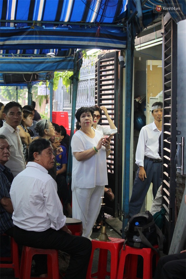 Bố Minh Thuận, Nhật Hào bật khóc xúc động trong tang lễ - Ảnh 6.