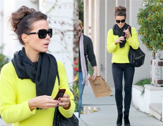 Khi thế giới phát cuồng vì iPhone 7, những người nổi tiếng này chỉ trung thành với điện thoại nắp gập - Ảnh 5.