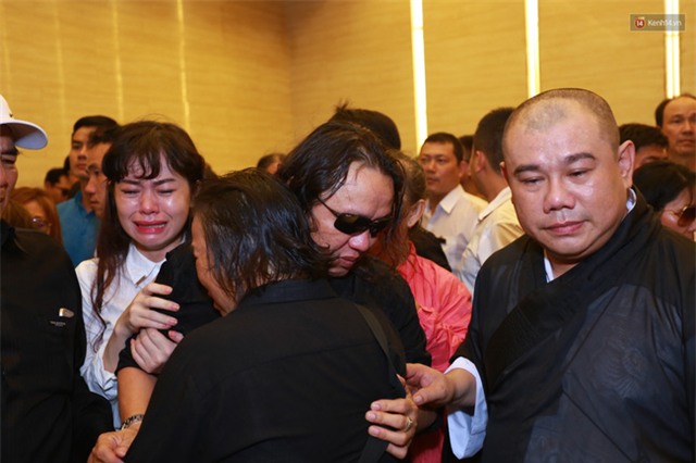 Anh em, gia đình chạm tay vào di ảnh, nói lời tạm biệt đến Minh Thuận - Ảnh 16.