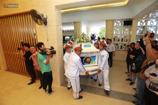 Anh em, gia đình chạm tay vào di ảnh, nói lời tạm biệt đến Minh Thuận - Ảnh 5.