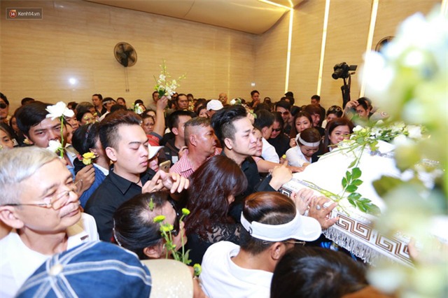 Anh em, gia đình chạm tay vào di ảnh, nói lời tạm biệt đến Minh Thuận - Ảnh 8.