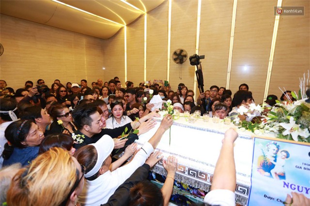 Anh em, gia đình chạm tay vào di ảnh, nói lời tạm biệt đến Minh Thuận - Ảnh 9.