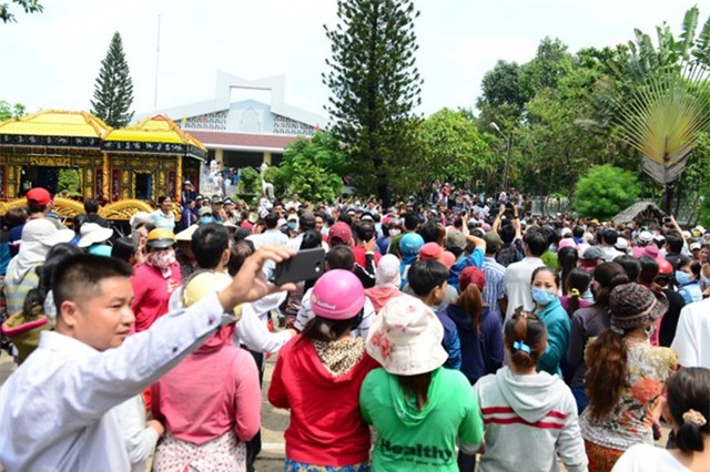 Đám tang hỗn loạn: Nhật Hào, quản lý Minh Thuận đều bị móc túi - Ảnh 2.