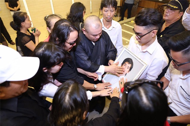 Đám tang hỗn loạn: Nhật Hào, quản lý Minh Thuận đều bị móc túi - Ảnh 4.