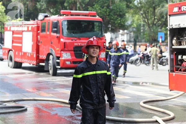 Cháy nhà 4 tầng gần Văn Miếu, lửa bốc cháy nghi ngút