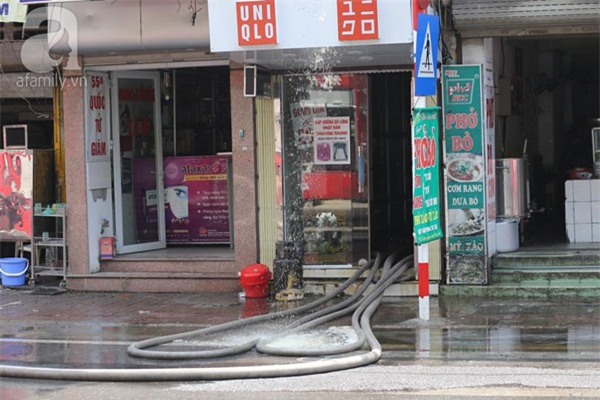 Cháy nhà 4 tầng gần Văn Miếu, lửa bốc cháy nghi ngút