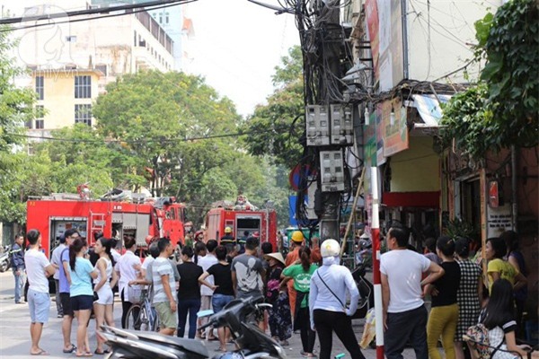 Cháy nhà 4 tầng gần Văn Miếu, lửa bốc cháy nghi ngút