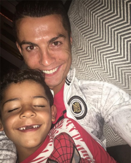 Ronaldo khoe con trai sun rang hinh anh 1
