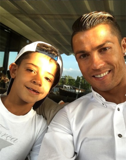 Ronaldo khoe con trai sun rang hinh anh 2