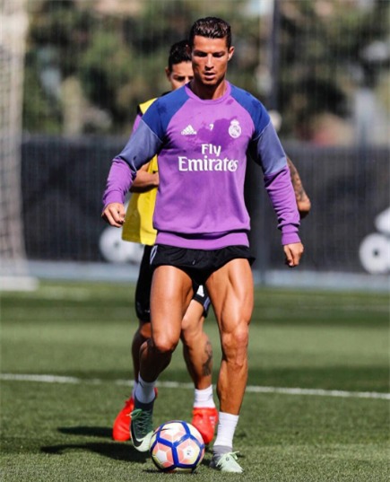 Ronaldo khoe con trai sun rang hinh anh 4