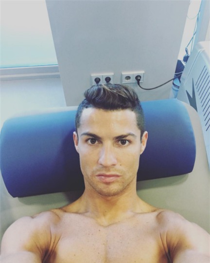 Ronaldo khoe con trai sun rang hinh anh 6