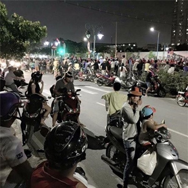 Người dân hiếu kỳ kéo nhau đến kênh Tân Hóa xem thanh niên sống ảo tự thiêu. Ảnh: internet