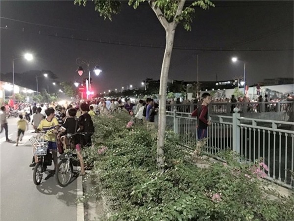 Hàng ngàn người đổ ra đường làm kẹt xe nghiêm trọng. Ảnh: fanpage kênh Tân Hóa