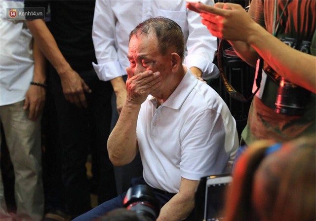 Chuyện từ lễ tang Minh Thuận: Khi nỗi đau trở thành cái để xem, nó chua xót lắm! - Ảnh 1.