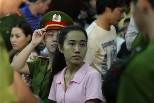 Hoa hậu Mỹ Xuân hốc hác tại tòa