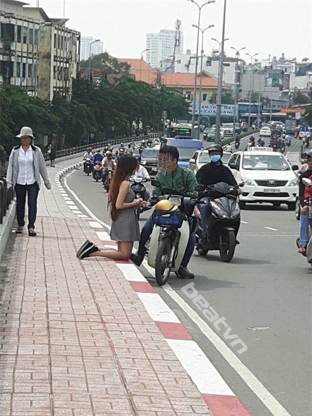 Cô gái quỳ gối xin lỗi ngay giữa phố khiến dân mạng nhức mắt - Ảnh 1.