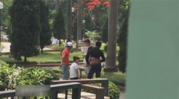 Cô gái quỳ gối xin lỗi ngay giữa phố khiến dân mạng nhức mắt - Ảnh 4.