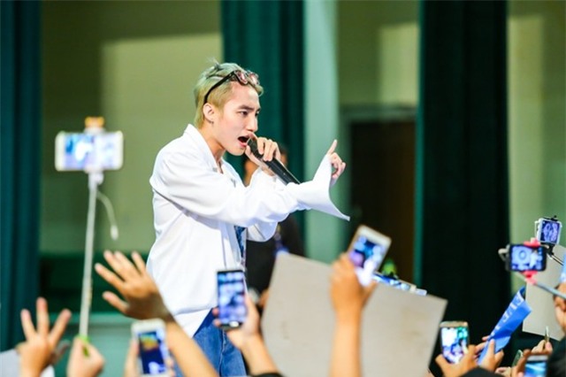 mac chuan mot, son tung mtp van bi nem da rao rao - 5