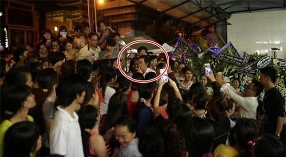 soc-canh-chen-lan-vo-tay-reo-ho-o-dam-tang-duy-nhan-ngoisao 0