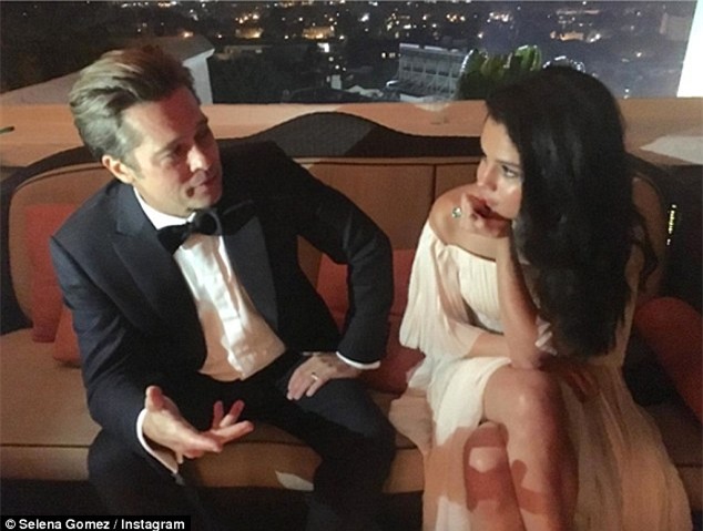 Selena Gomez khiến Angelina Jolie phẫn nộ vì tán tỉnh Brad Pitt một cách trơ trẽn? - Ảnh 1.