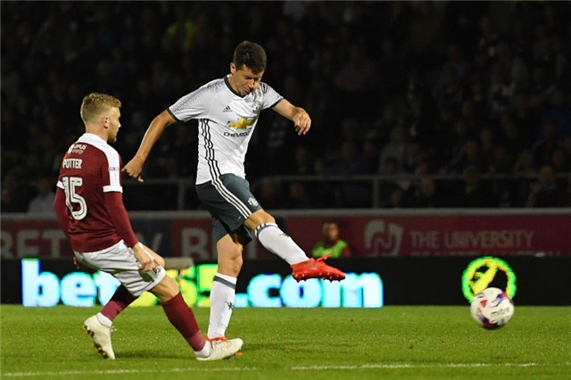 Rashford ghi ban giup MU thang 3-1 tai League Cup hinh anh 9