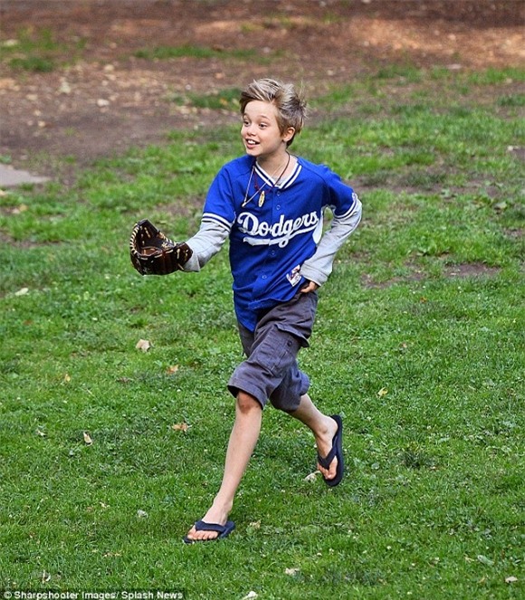 Các con ruột của Angelina Jolie - Brad Pitt ra sao trước vụ ly hôn của bố mẹ? 1