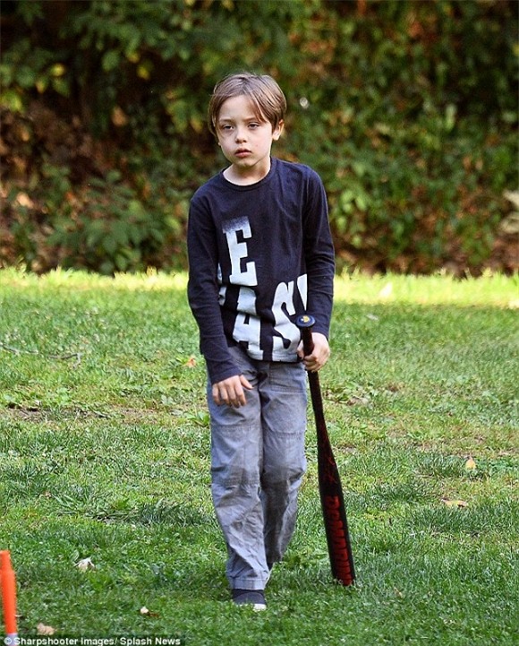 Các con ruột của Angelina Jolie - Brad Pitt ra sao trước vụ ly hôn của bố mẹ? 2