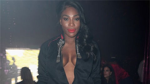 Serena Williams khoe ngực táo bạo
