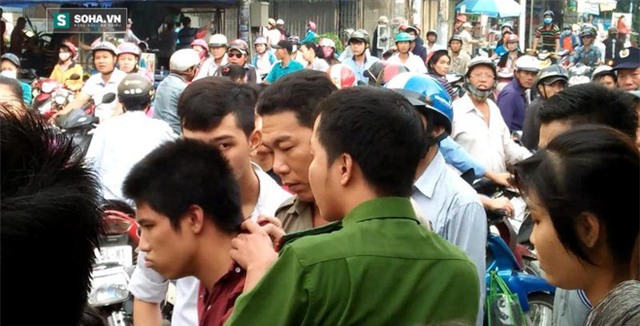 Cô gái dùng mũ bảo hiểm đánh tới tấp tên cướp giữa phố Sài Gòn