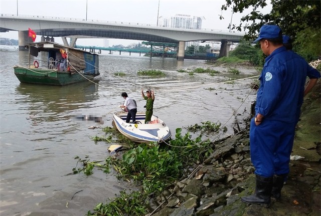 Thi thể nạn nhân được đưa vào bờ...