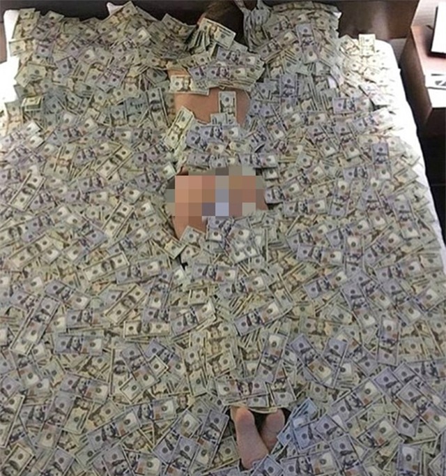 Hoi con nha giau Singapore ngu trong tien, tam bang ruou hinh anh 1