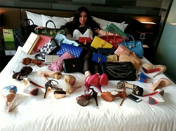 Hoi con nha giau Singapore ngu trong tien, tam bang ruou hinh anh 4