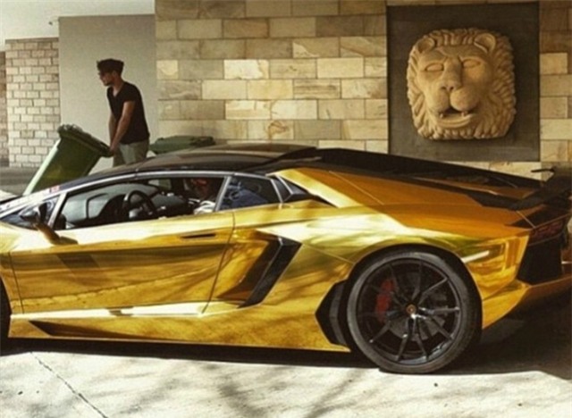 Hoi con nha giau Singapore ngu trong tien, tam bang ruou hinh anh 6