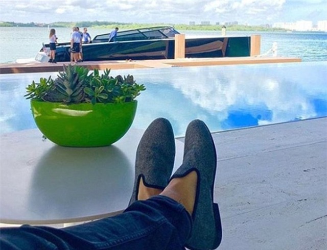 Hoi con nha giau Singapore ngu trong tien, tam bang ruou hinh anh 7