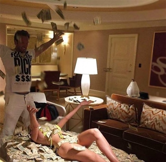 Hoi con nha giau Singapore ngu trong tien, tam bang ruou hinh anh 8