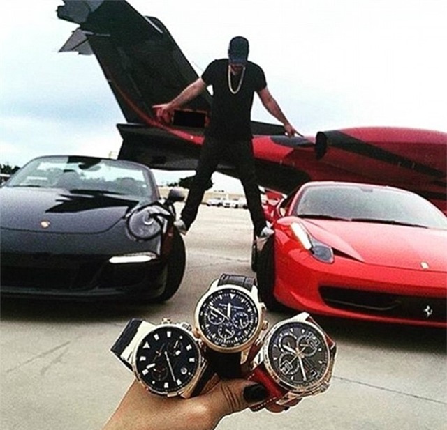 Hoi con nha giau Singapore ngu trong tien, tam bang ruou hinh anh 9