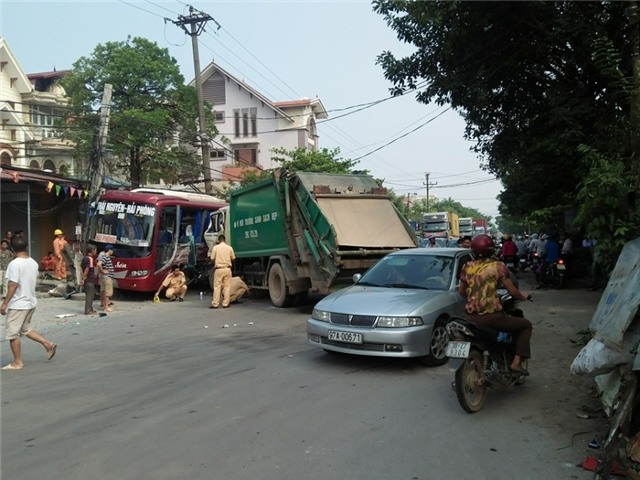 xe cho rac gay tai nan tren ql 3, hon 10 nguoi thuong vong hinh anh 2