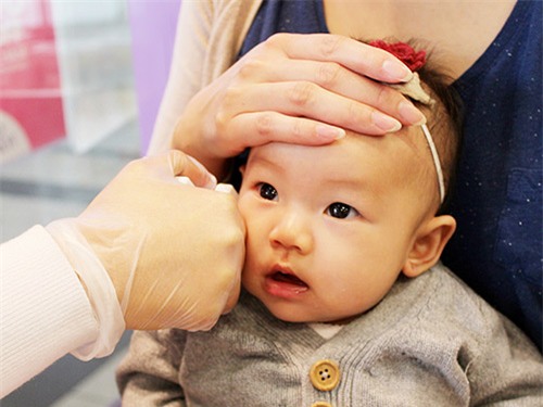 ham bam lo tai cho be so sinh, me nhan hau qua kho luong - 4