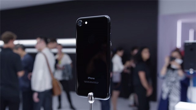 Hết thời vàng hồng, iPhone đen bóng “lên ngôi” chênh giá vài chục triệu đồng