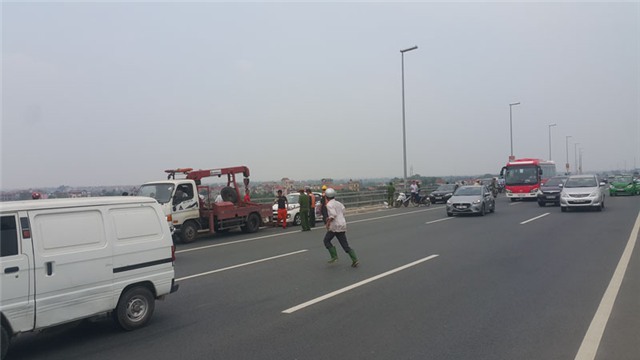 nhảy cầu, cầu Nhật Tân, tự tử, tài xế taxi