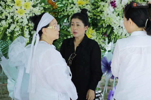 Thành Lộc, Hữu Châu và đồng nghiệp xúc động viếng tang lễ NSND Thanh Tòng - Ảnh 10.