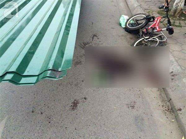 Hà Nội: Cháu bé tử vong vì bị tấm tôn trên xe xích lô cứa đứt cổ khi đang đạp xe trên phố