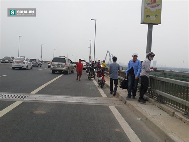 Phóng viên tác nghiệp bị Công an cản trở, tung chưởng vào mặt - Ảnh 1.